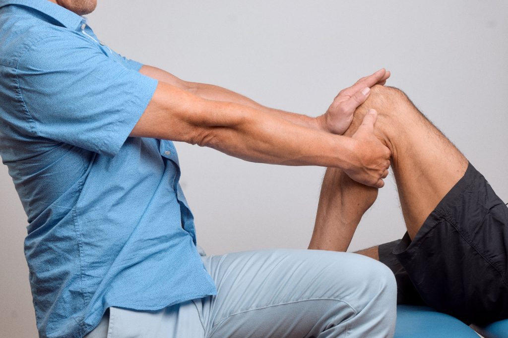 Kniebehandlung im Kurs für das Diplom Manuelle Medizin